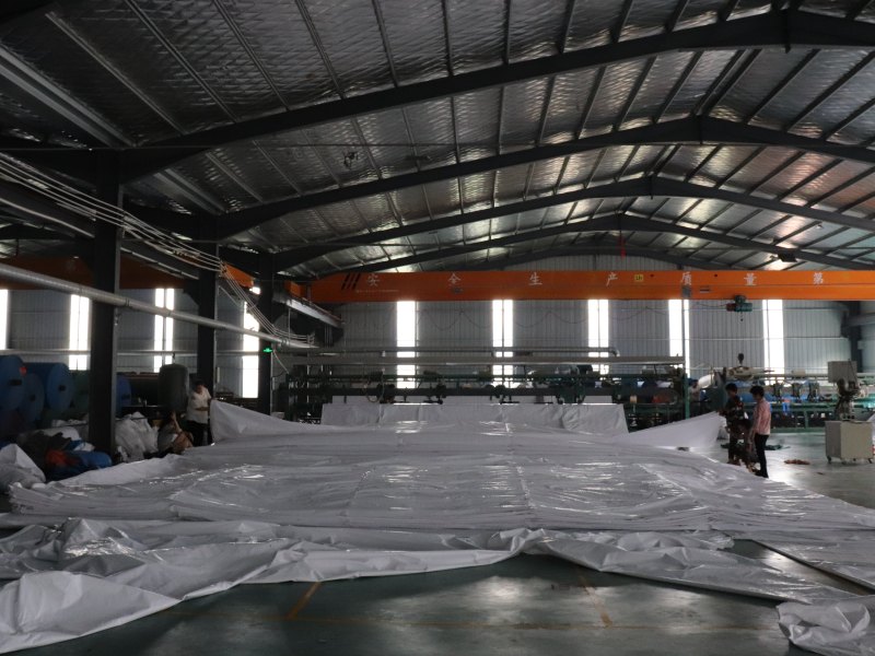 1684291141104232.jpg PE篷布裁剪拼接車間.JPG